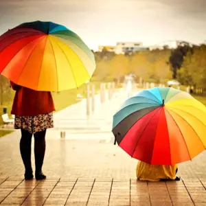 Девочка с разноцветным зонтиком